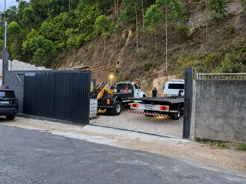 Entrada da base própria da Faller Guinchos com caminhões-guincho estacionados no pátio